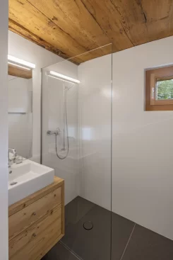Umbau Stall bzw. Wohnhaus im Goms - Badezimmer